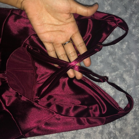 Silky red gown - Picture 3 of 3